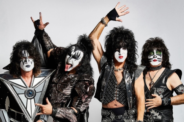 Kiss at Darling's Waterfront Pavilion